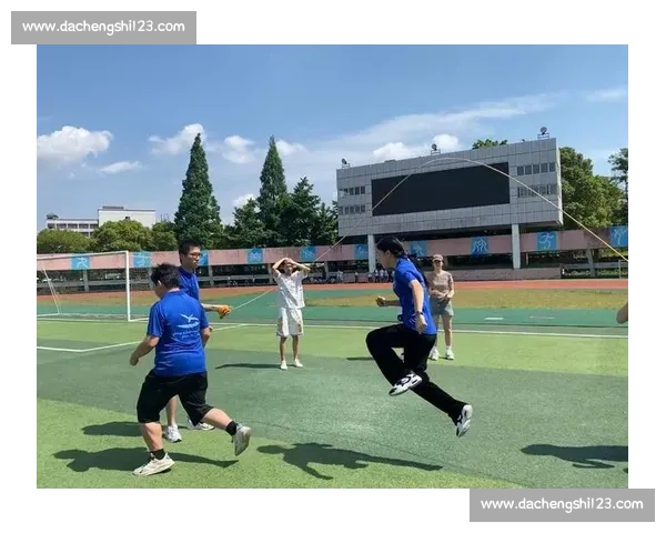 跳绳比赛激烈角逐百米赛道上挥洒汗水与拼搏的青春风采